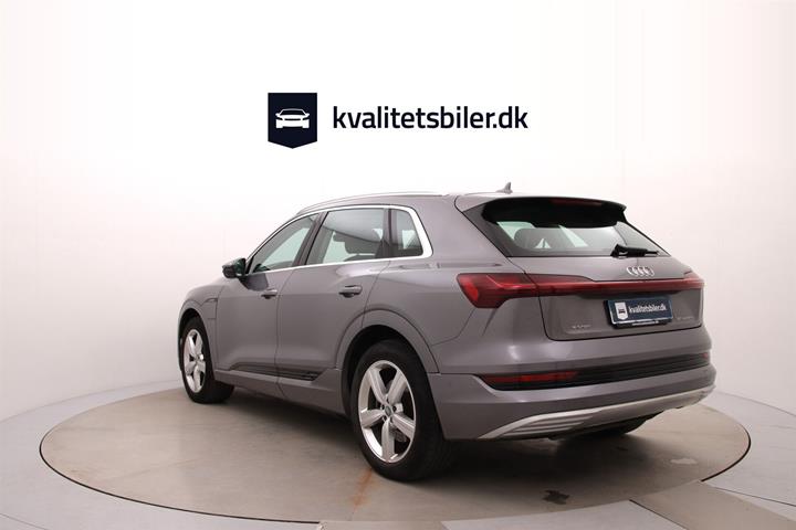 Grå Audi e-tron fra 2020