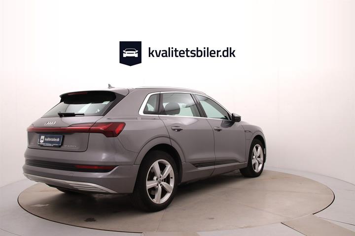Grå Audi e-tron fra 2020