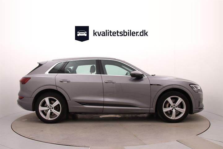 Grå Audi e-tron fra 2020