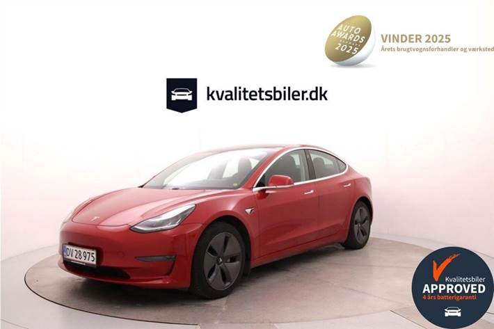 Rød Tesla Model 3 fra 2020 set udefra