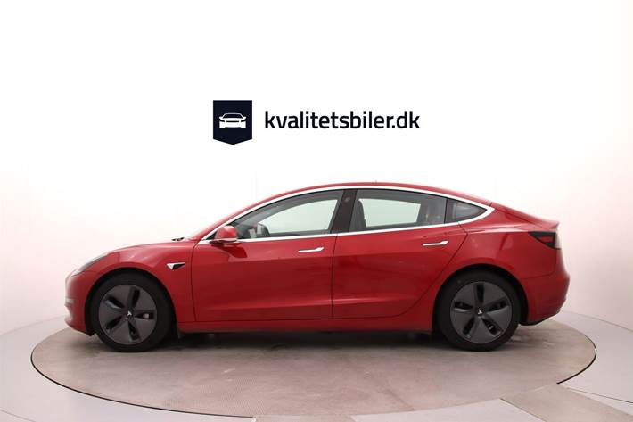 Rød Tesla Model 3 fra 2020