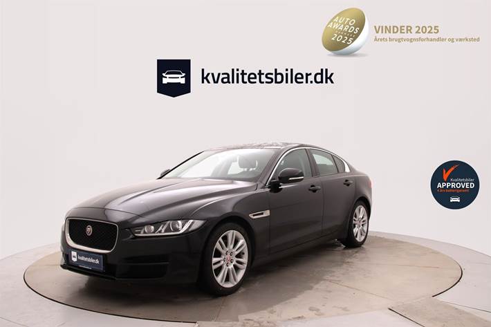 Sort Jaguar XE fra 2018 set udefra