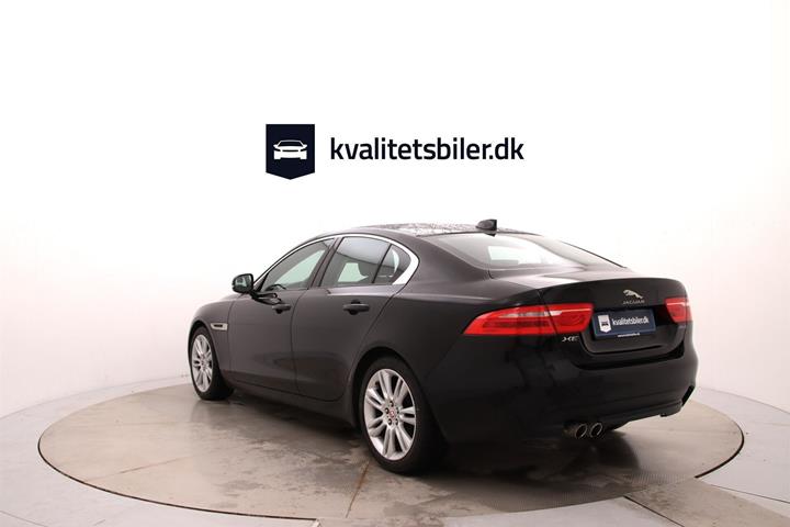 Sort Jaguar XE fra 2018
