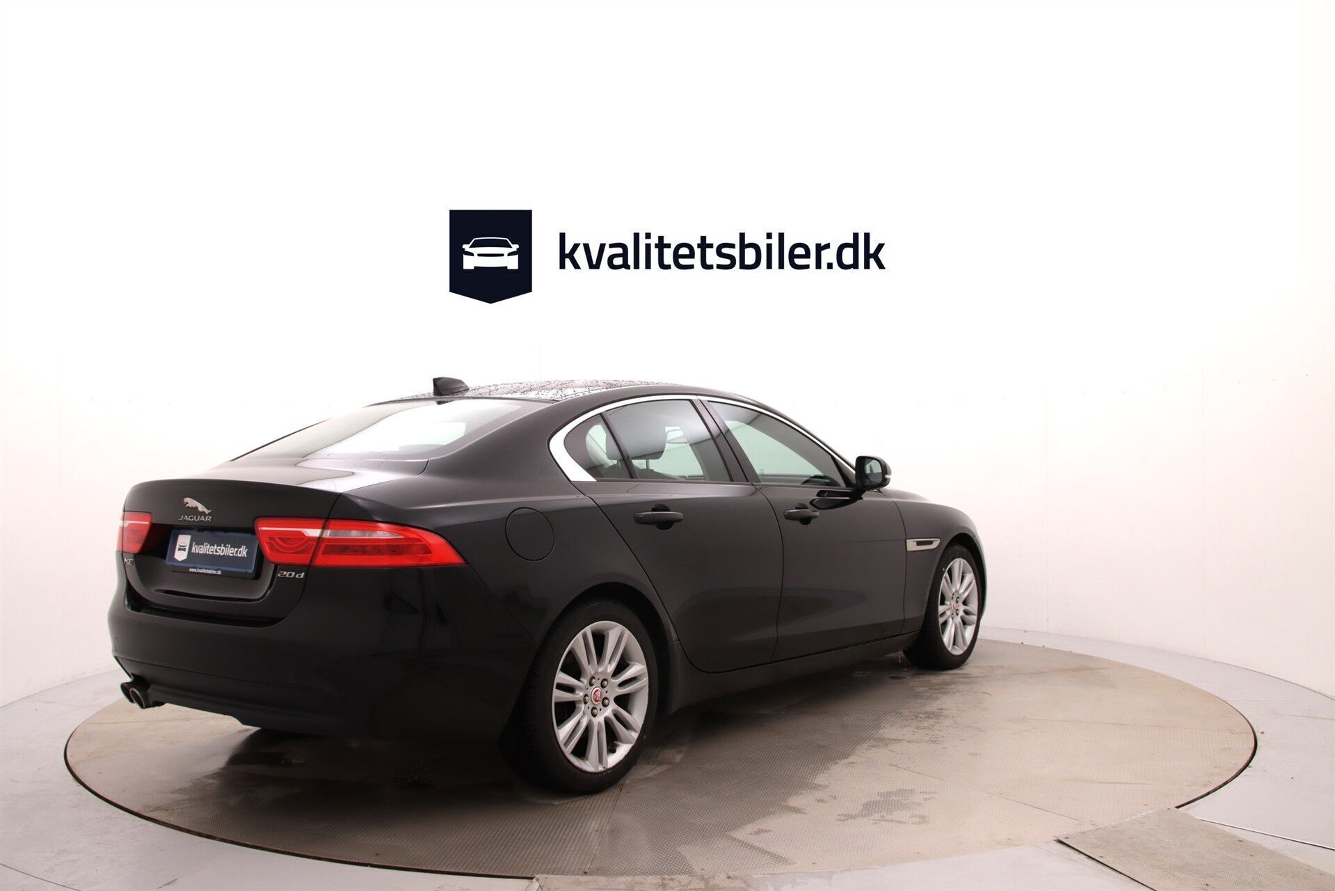 Sort Jaguar XE fra 2018