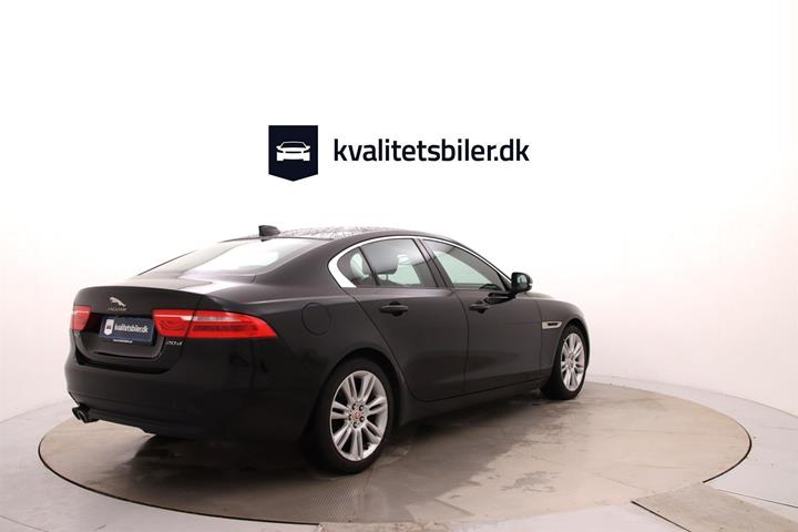 Sort Jaguar XE fra 2018