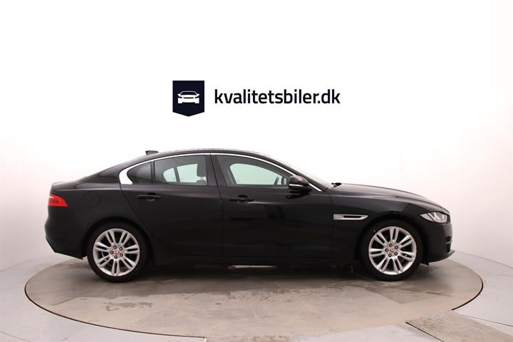 Sort Jaguar XE fra 2018