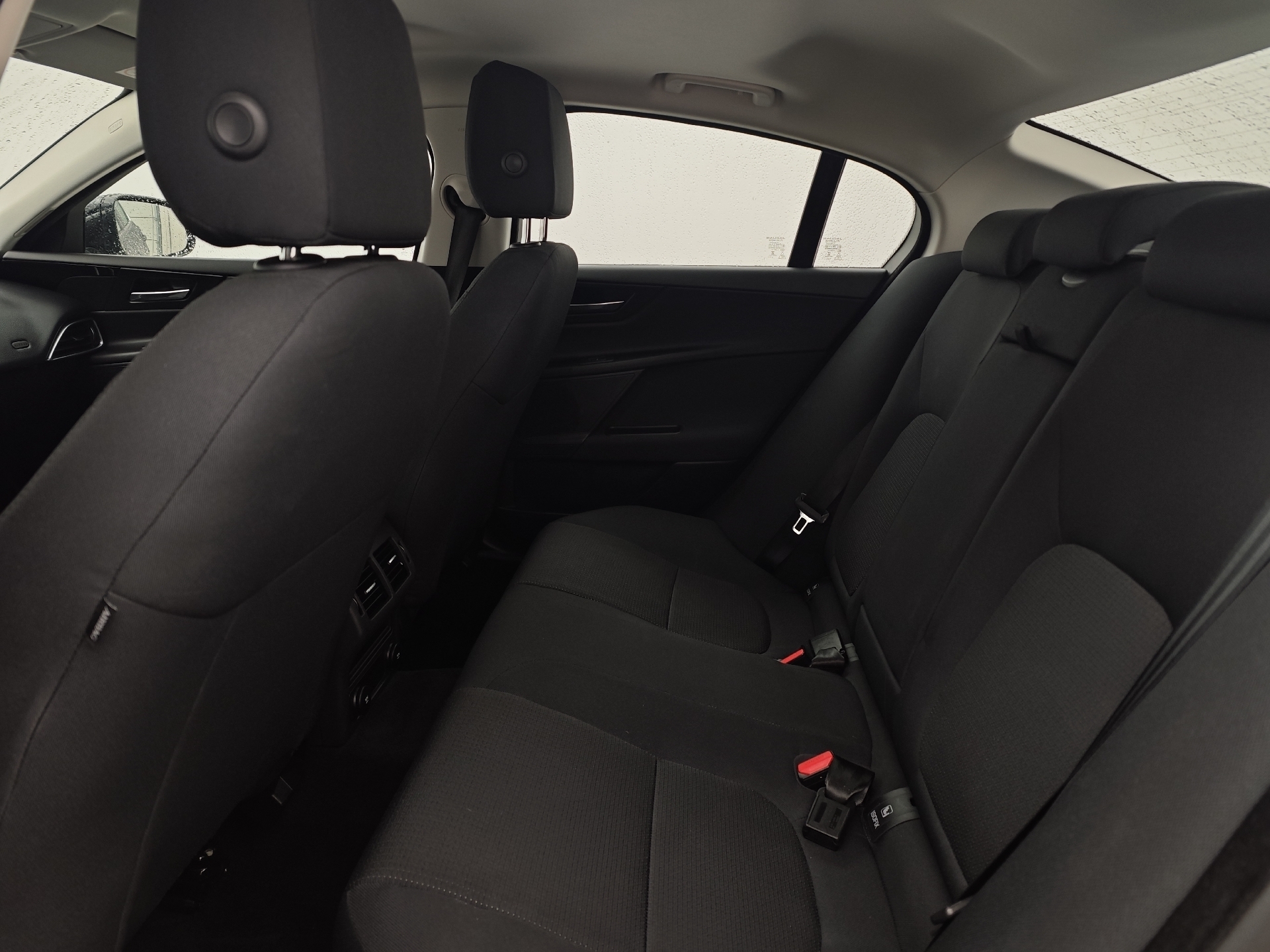 Sort Jaguar XE fra 2018