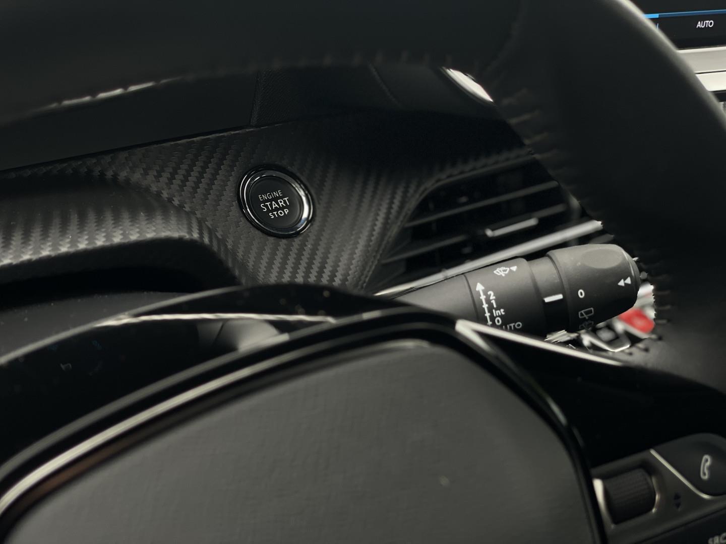 Hvid Peugeot e-2008 fra 2021