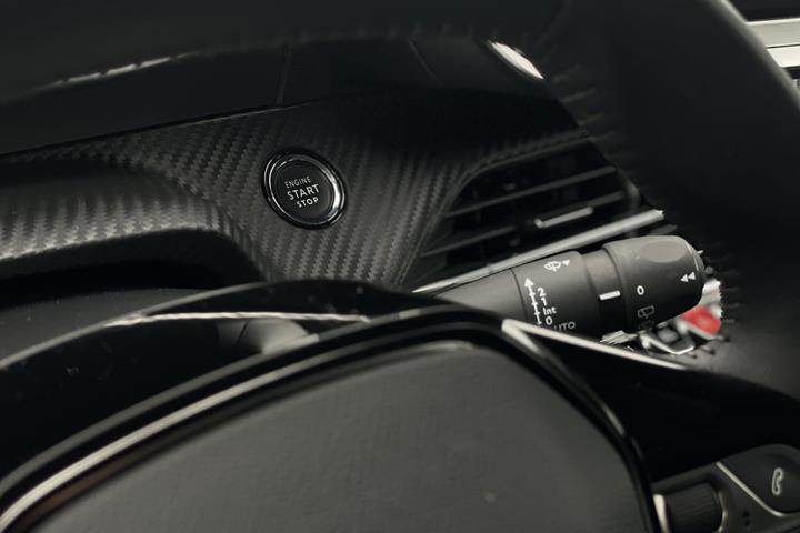 Hvid Peugeot e-2008 fra 2021
