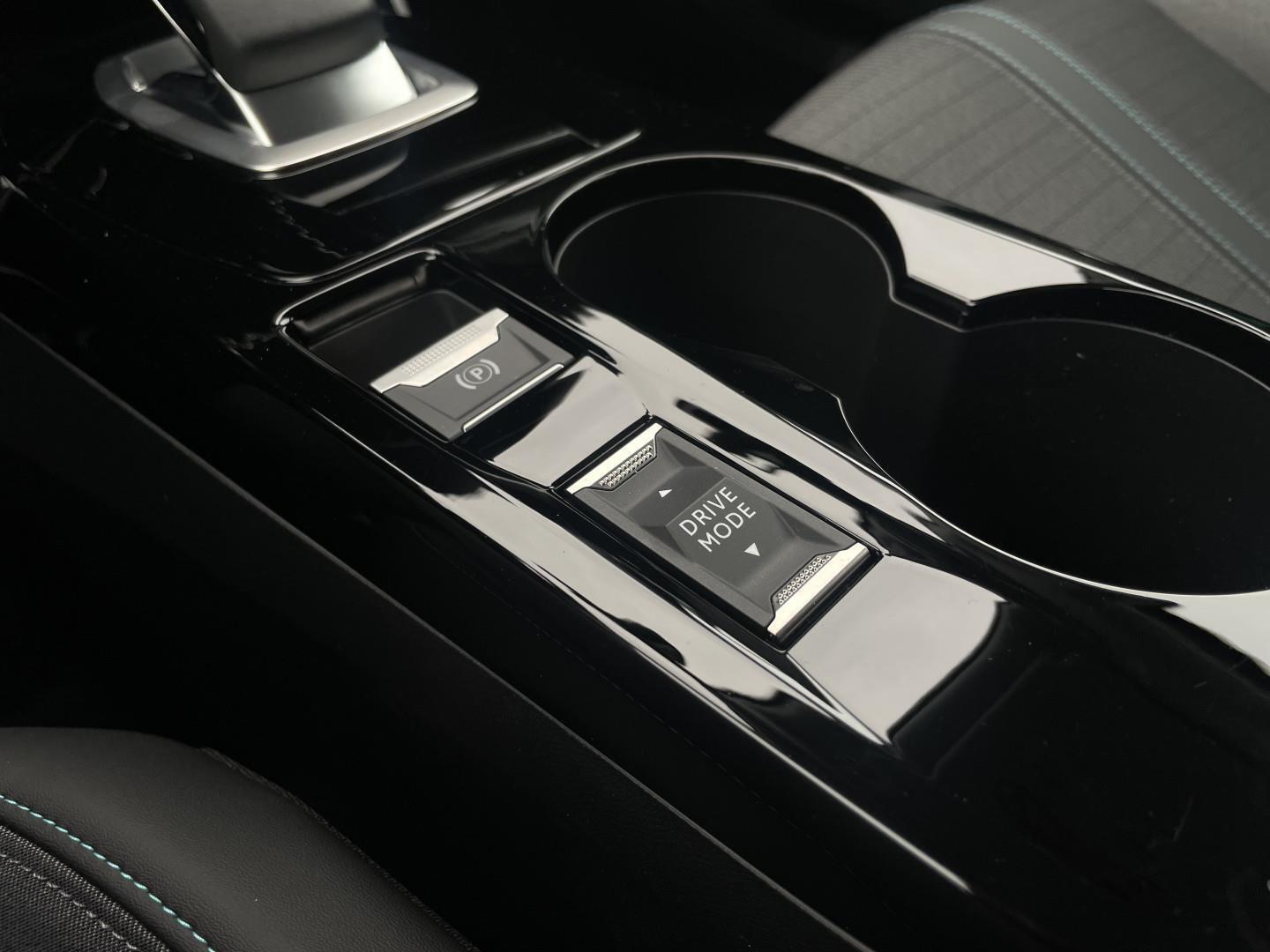 Hvid Peugeot e-2008 fra 2021
