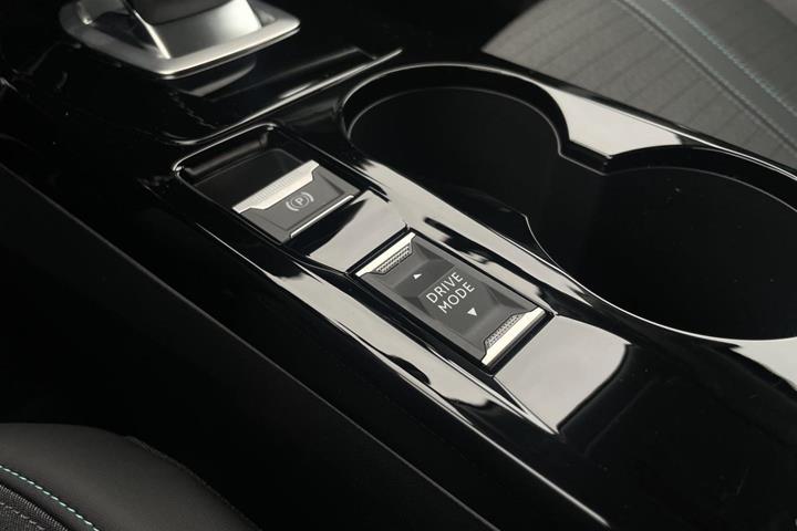 Hvid Peugeot e-2008 fra 2021