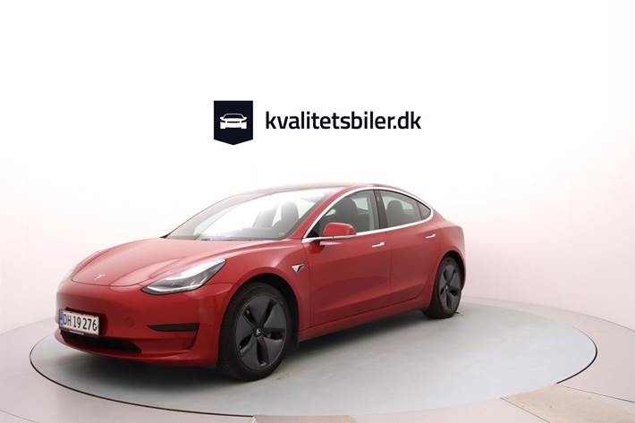 Rød Tesla Model 3 fra 2021