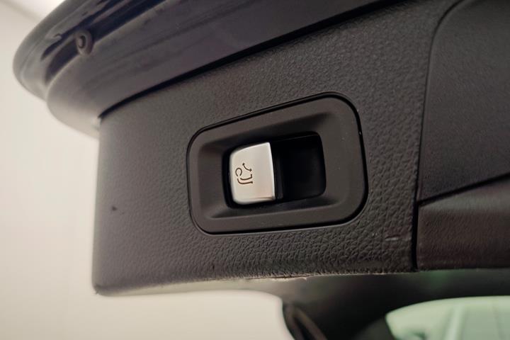 Blå Mercedes C300 de fra 2020