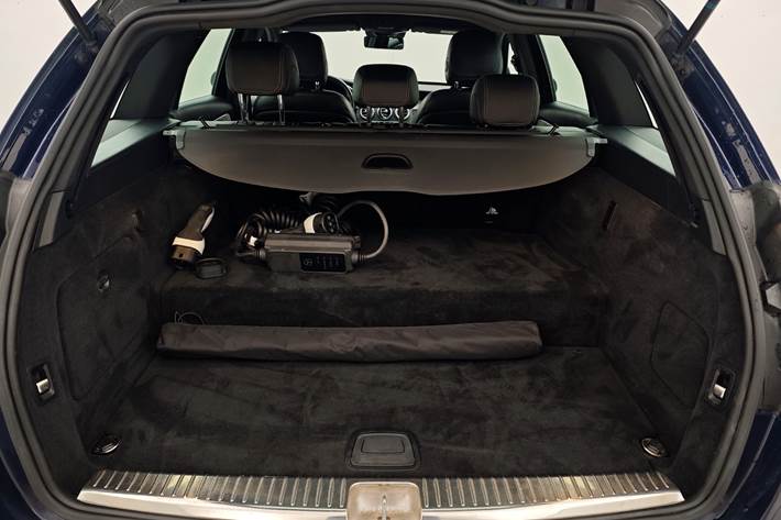 Blå Mercedes C300 de fra 2020