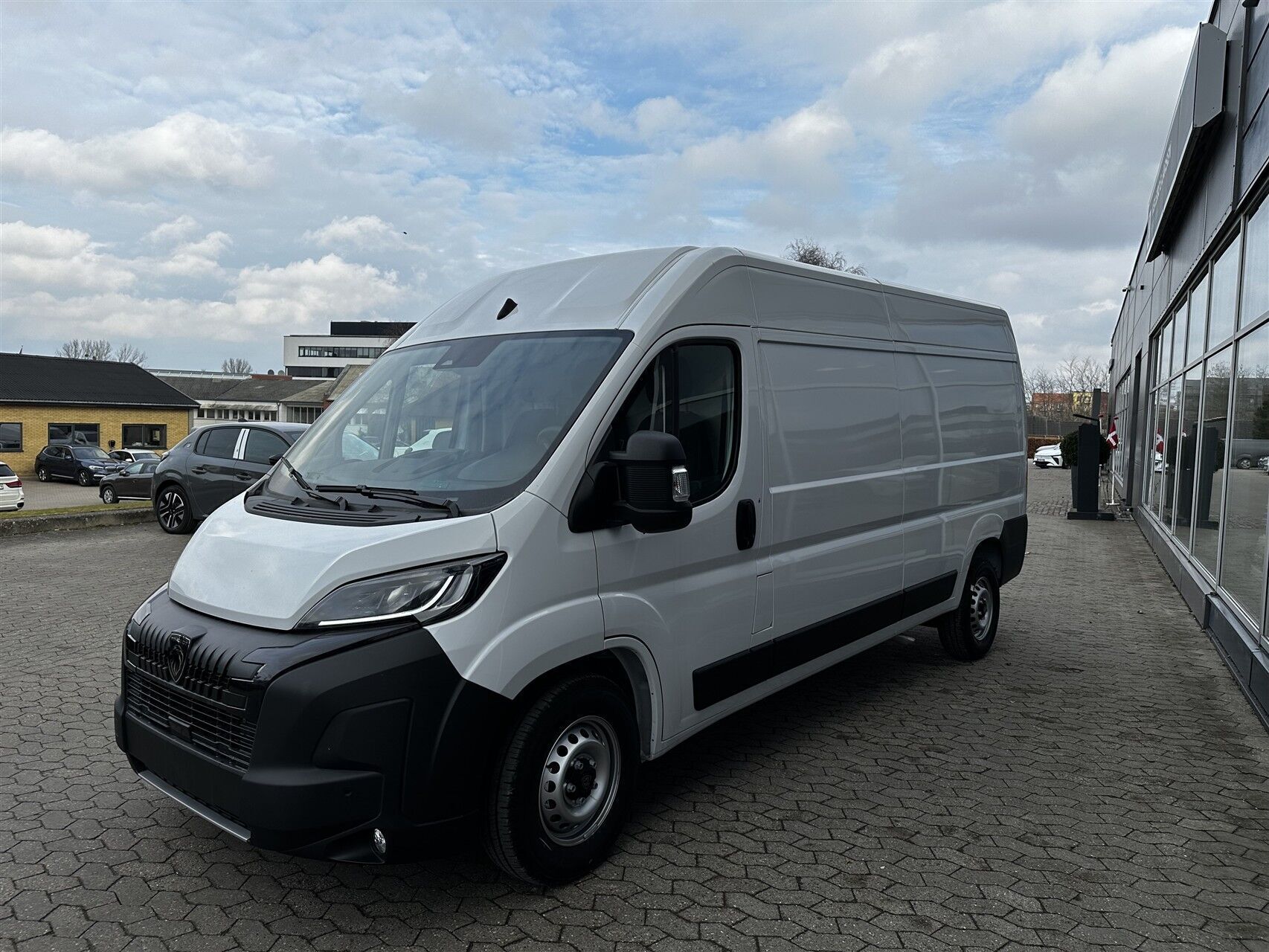 Hvid Peugeot Boxer fra 2025
