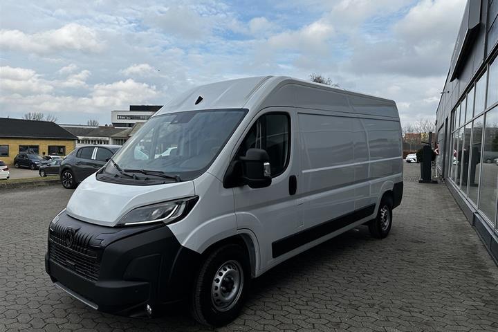 Hvid Peugeot Boxer fra 2025