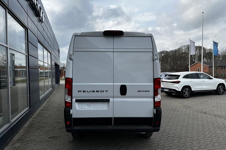 Hvid Peugeot Boxer fra 2025