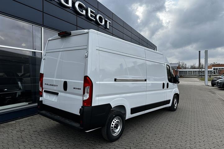 Hvid Peugeot Boxer fra 2025