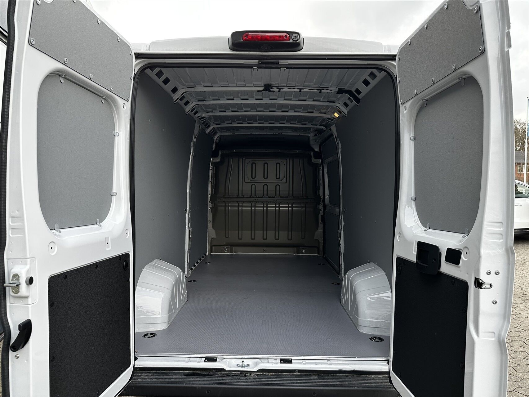 Hvid Peugeot Boxer fra 2025