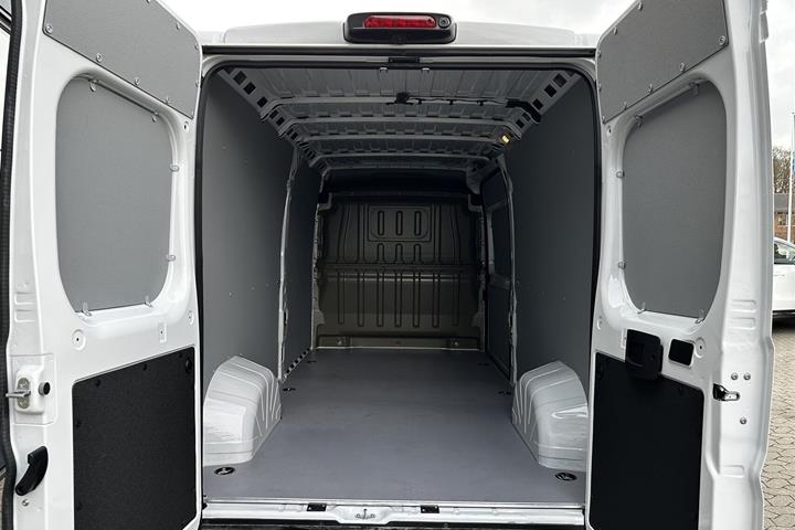 Hvid Peugeot Boxer fra 2025