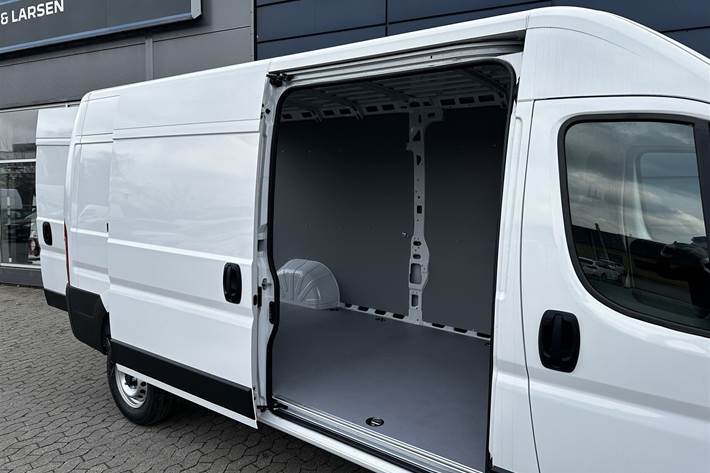 Hvid Peugeot Boxer fra 2025