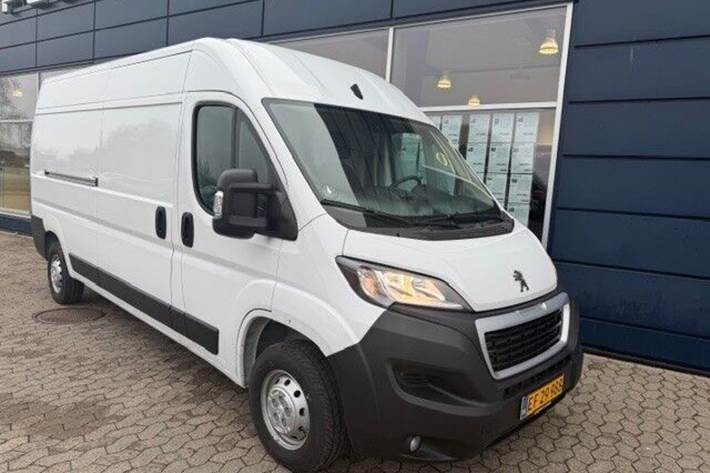 Hvid Peugeot Boxer fra 2025