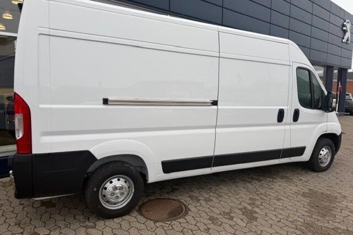 Hvid Peugeot Boxer fra 2025