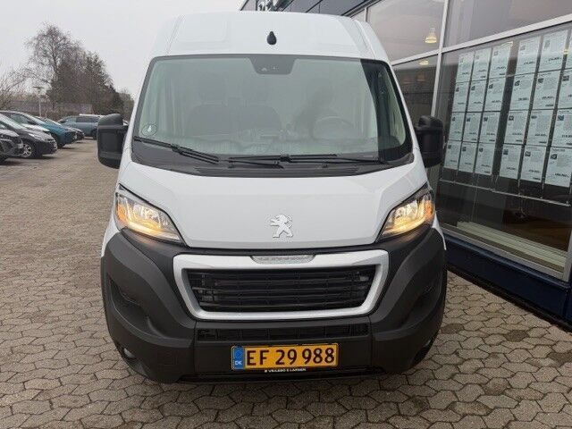 Hvid Peugeot Boxer fra 2025