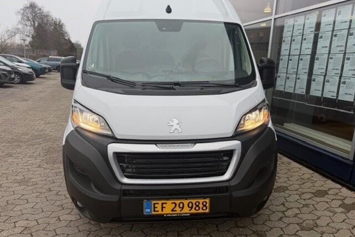 Hvid Peugeot Boxer fra 2025