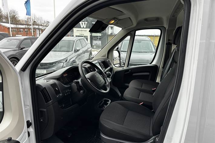 Hvid Peugeot Boxer fra 2025