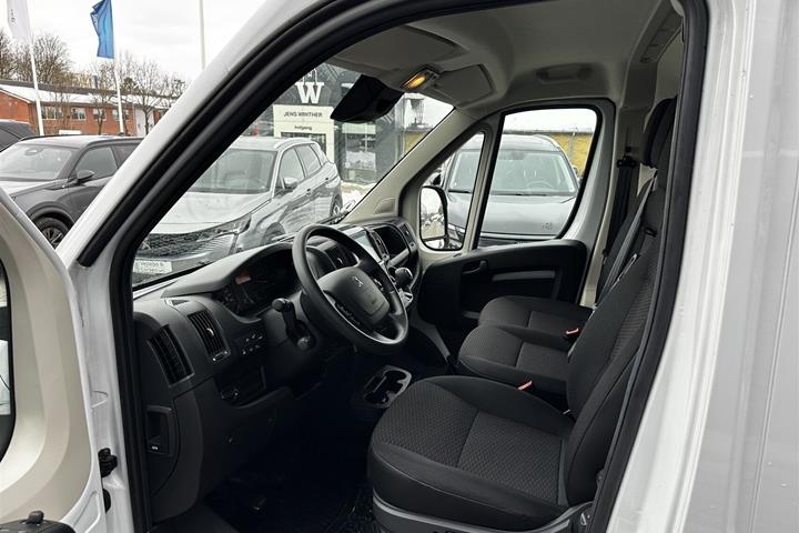 Hvid Peugeot Boxer fra 2025