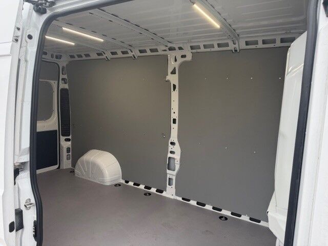 Hvid Peugeot Boxer fra 2025
