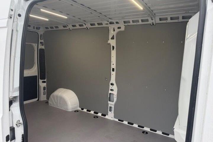 Hvid Peugeot Boxer fra 2025