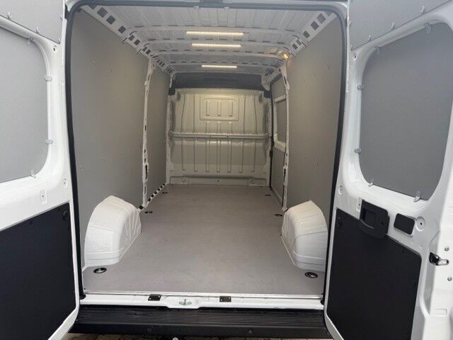 Hvid Peugeot Boxer fra 2025