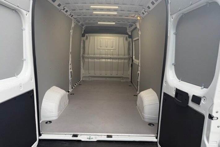 Hvid Peugeot Boxer fra 2025