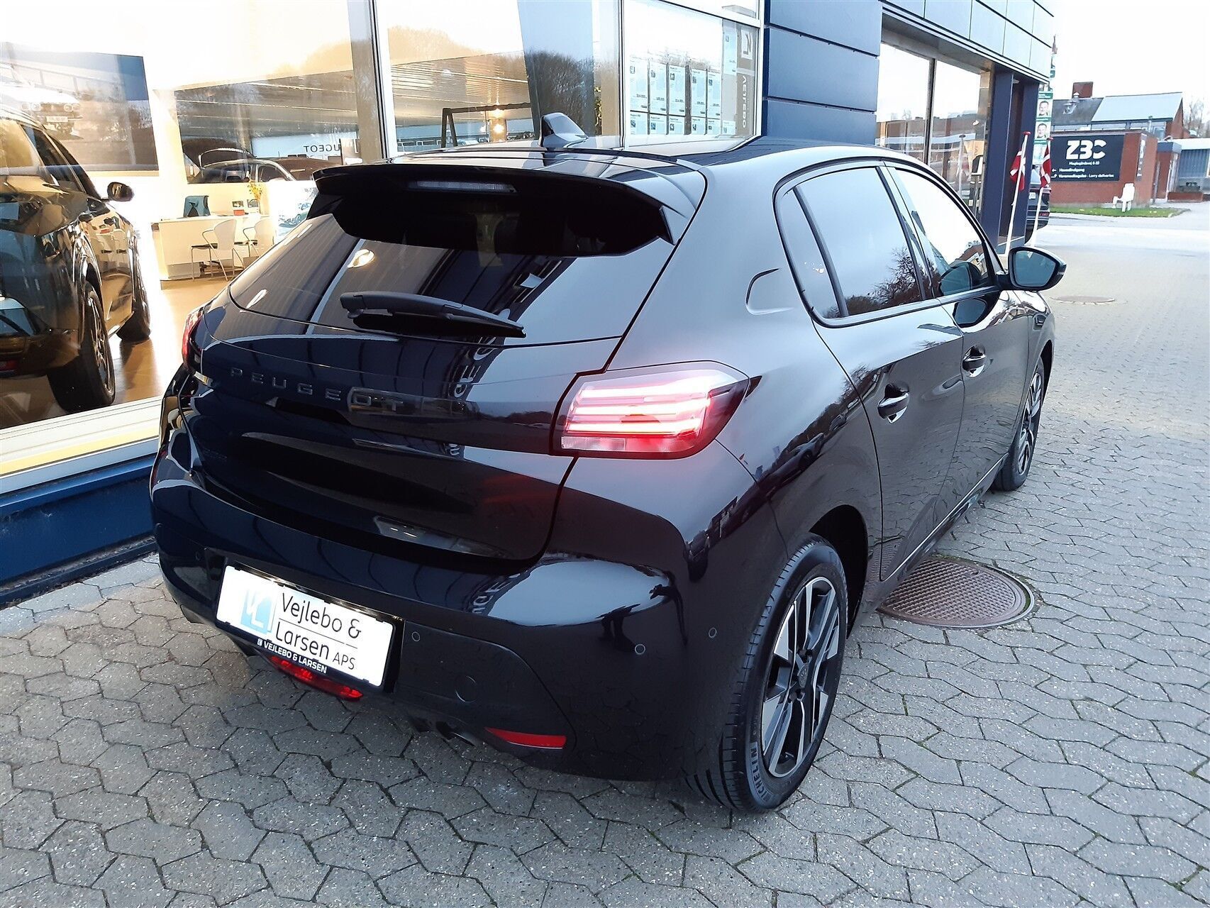 Sort Peugeot 208 fra 2024