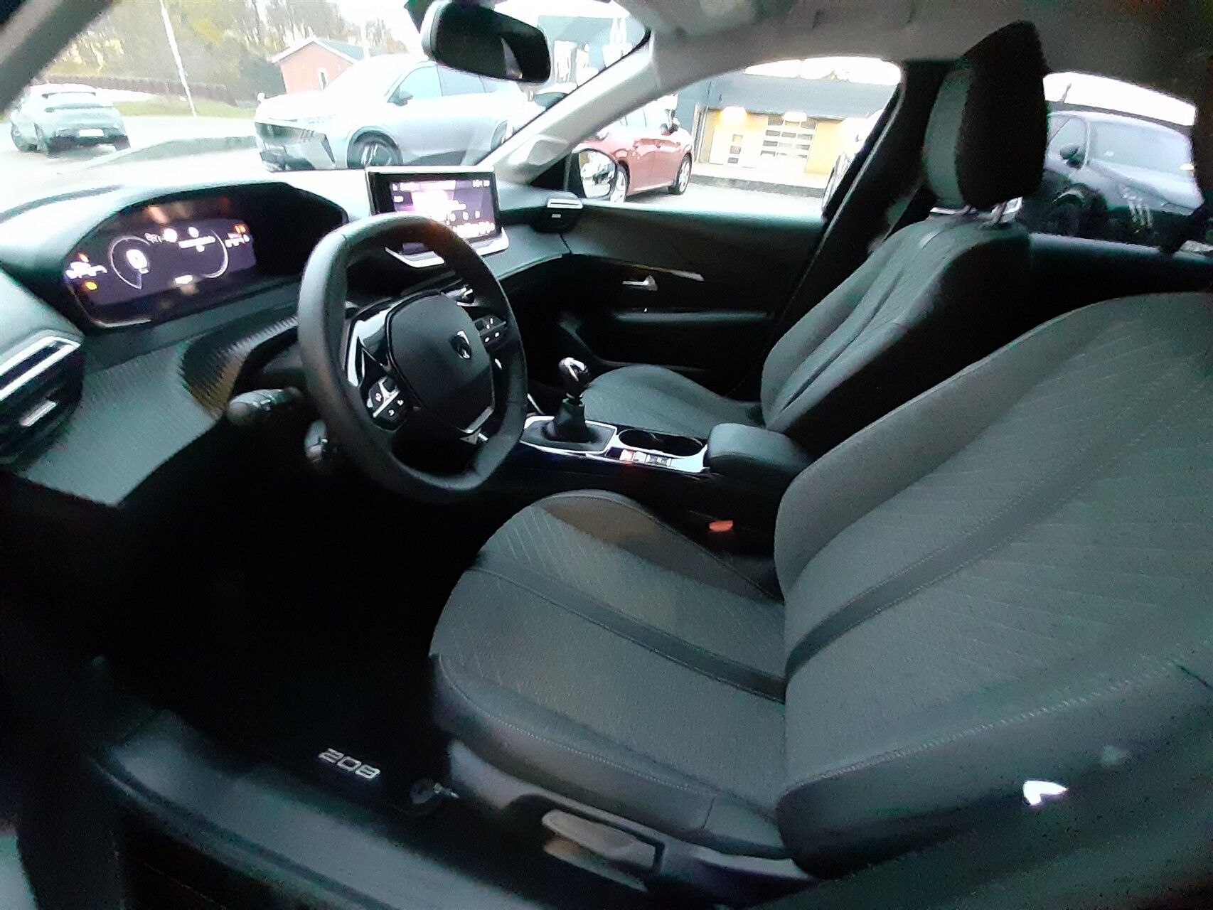 Sort Peugeot 208 fra 2024