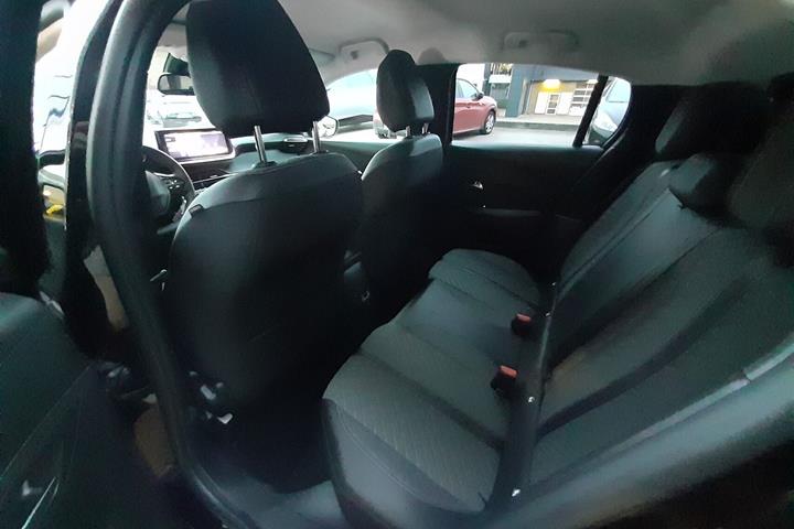 Sort Peugeot 208 fra 2024