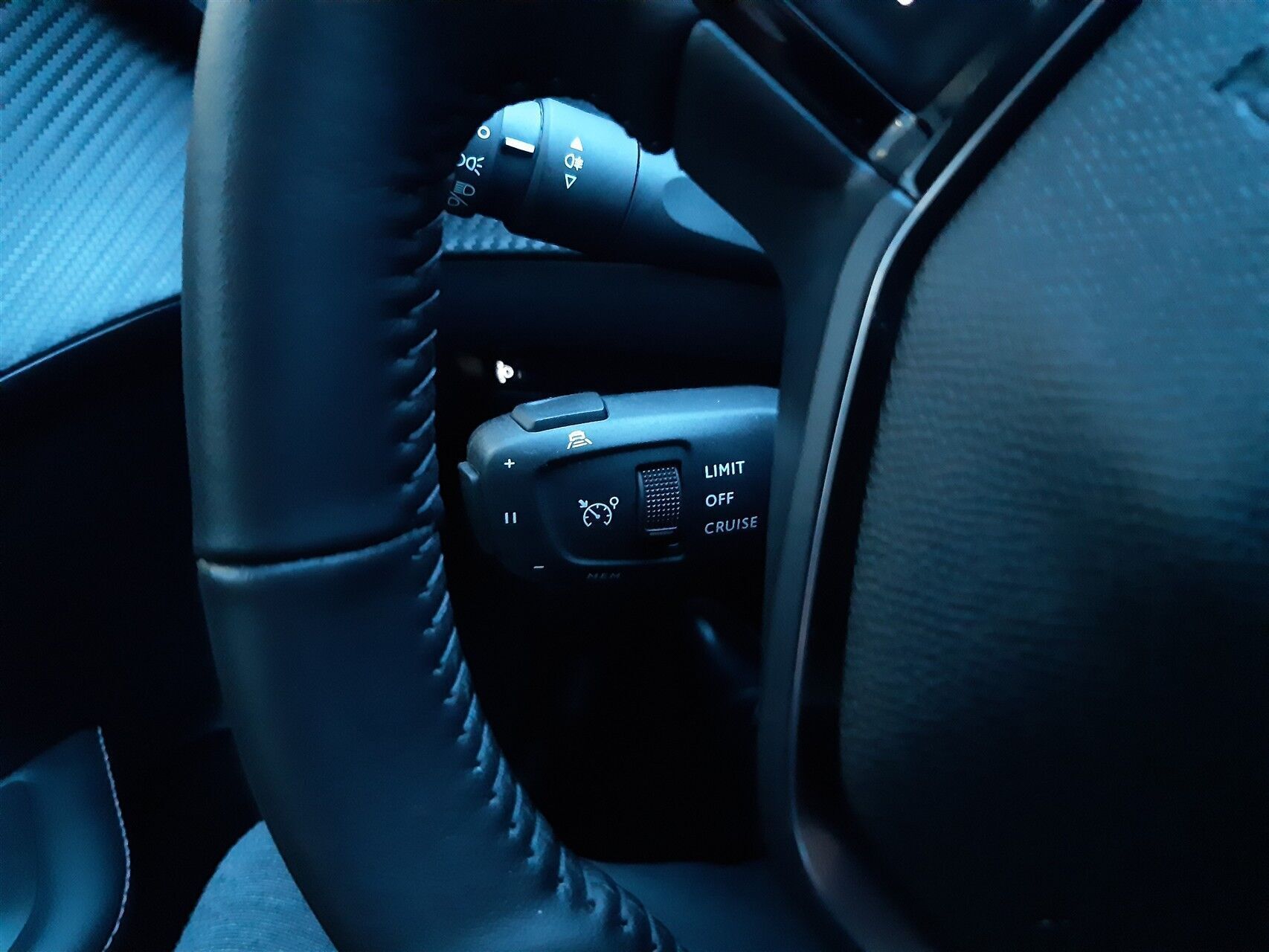 Sort Peugeot 208 fra 2024