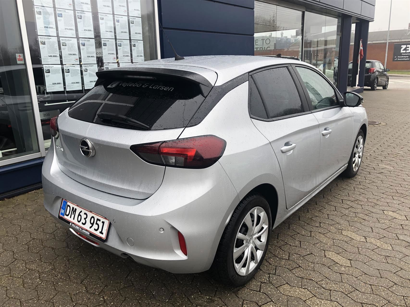 Grå Opel Corsa fra 2022