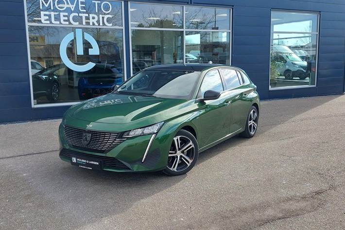 Grøn Peugeot 308 fra 2022 set udefra