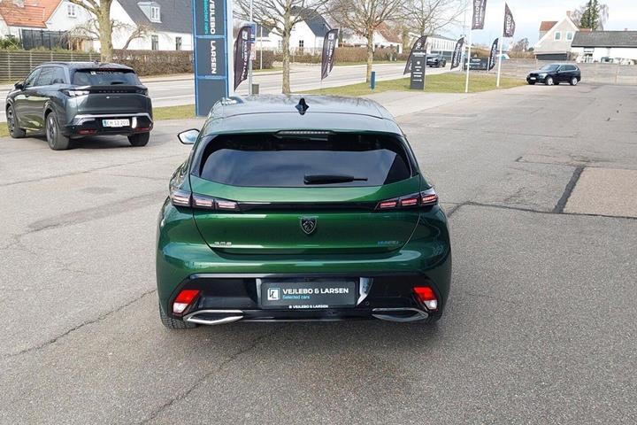 Grøn Peugeot 308 fra 2022
