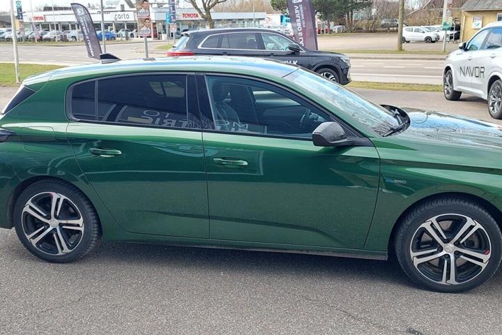 Grøn Peugeot 308 fra 2022