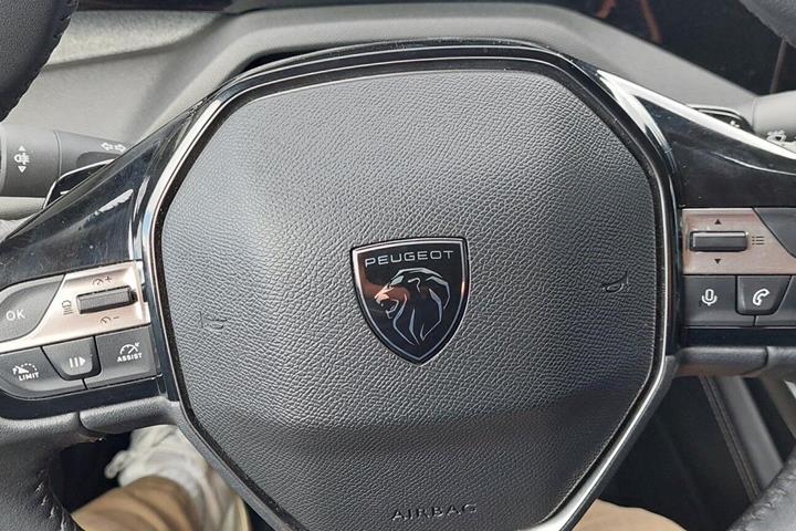 Grøn Peugeot 308 fra 2022