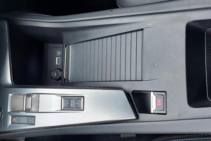 Grøn Peugeot 308 fra 2022