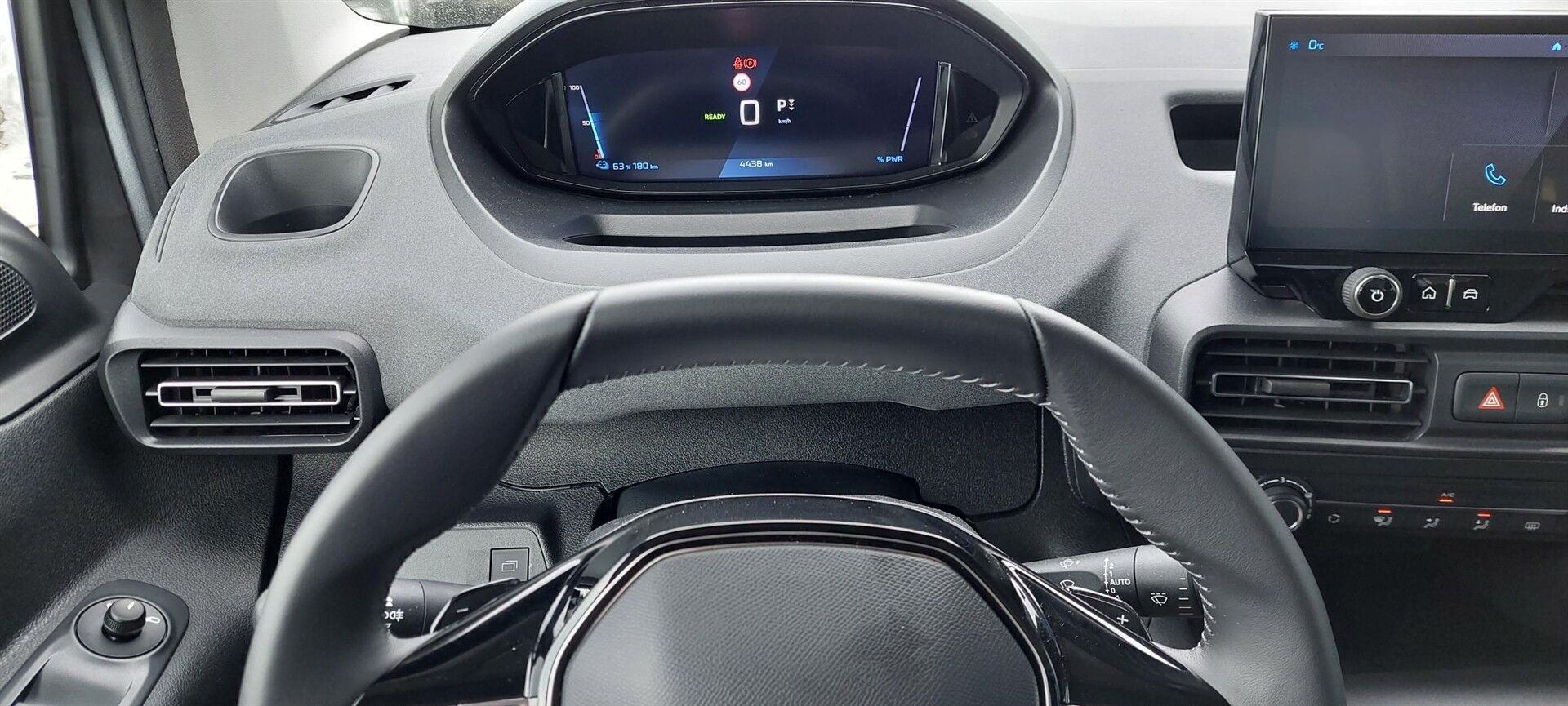 Grå Peugeot e-Rifter fra 2024