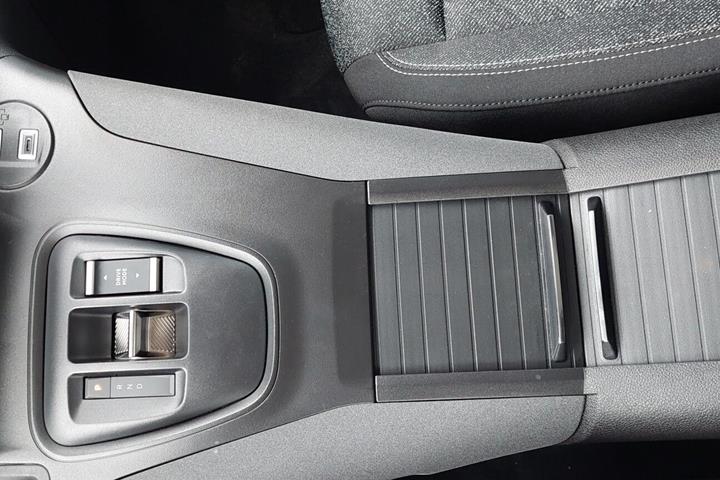 Grå Peugeot e-Rifter fra 2024
