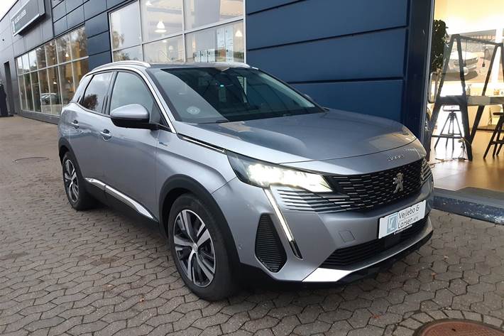 Grå Peugeot 3008 fra 2021 set udefra