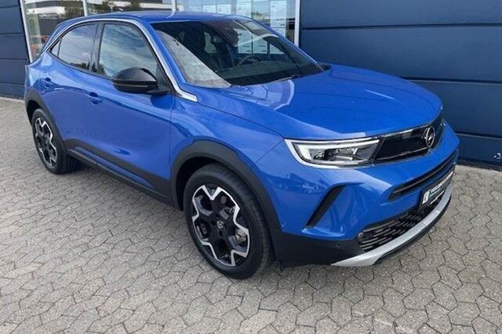 Blå Opel Mokka-e fra 2024 set udefra
