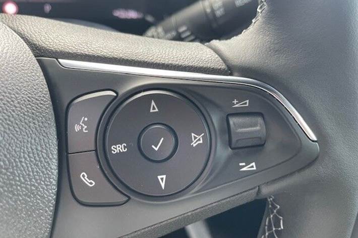 Blå Opel Mokka-e fra 2024